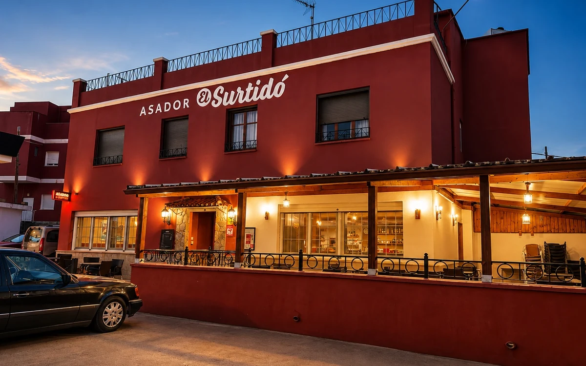 Fachada iluminada del Asador El Surtidó en Les Coves de Vinromà